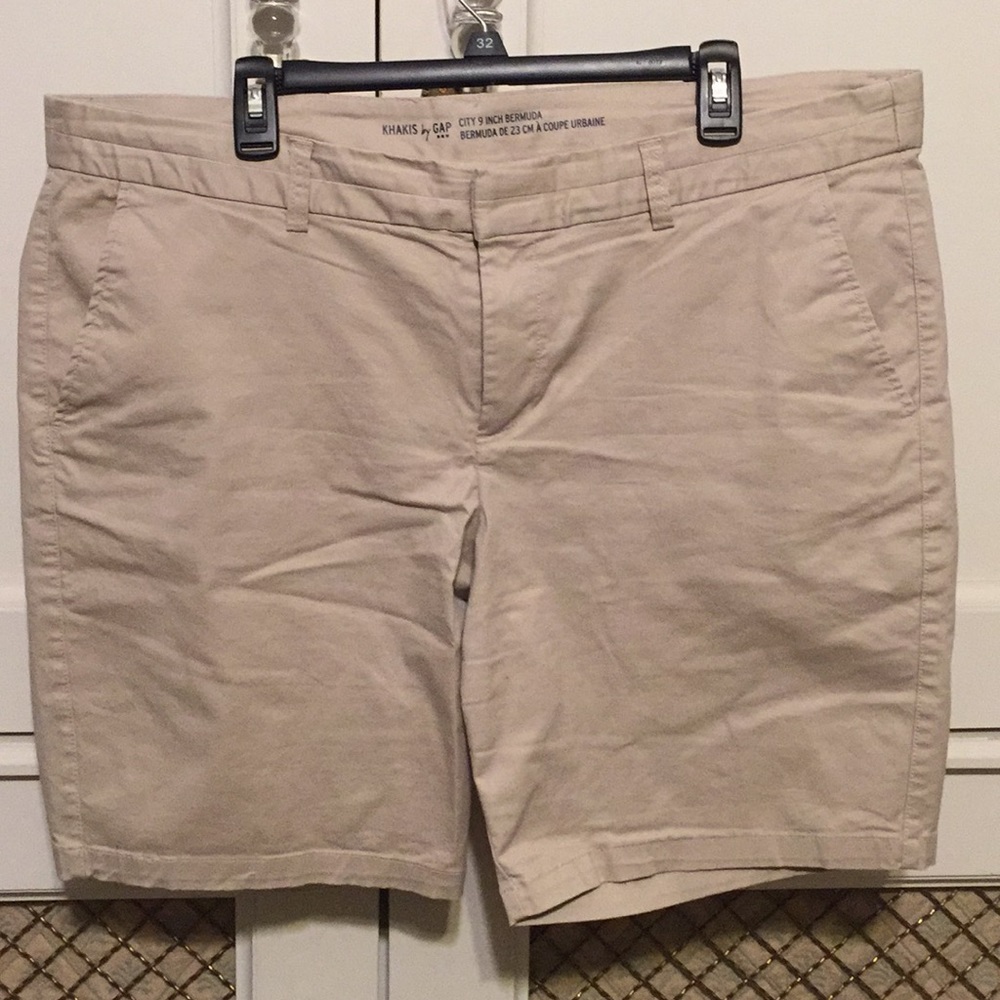 Gap size 18 khaki Bermuda shorts